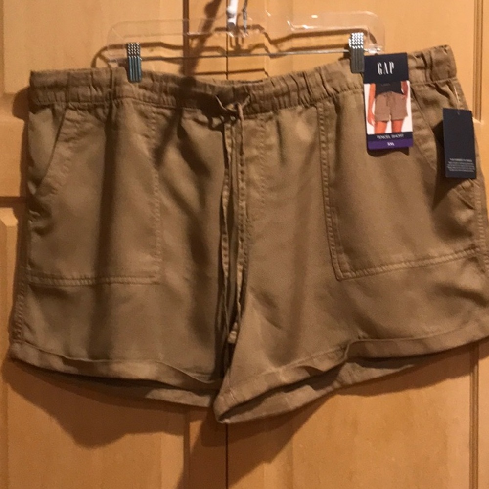 New GAP Khaki Relaxed Fit Shorts